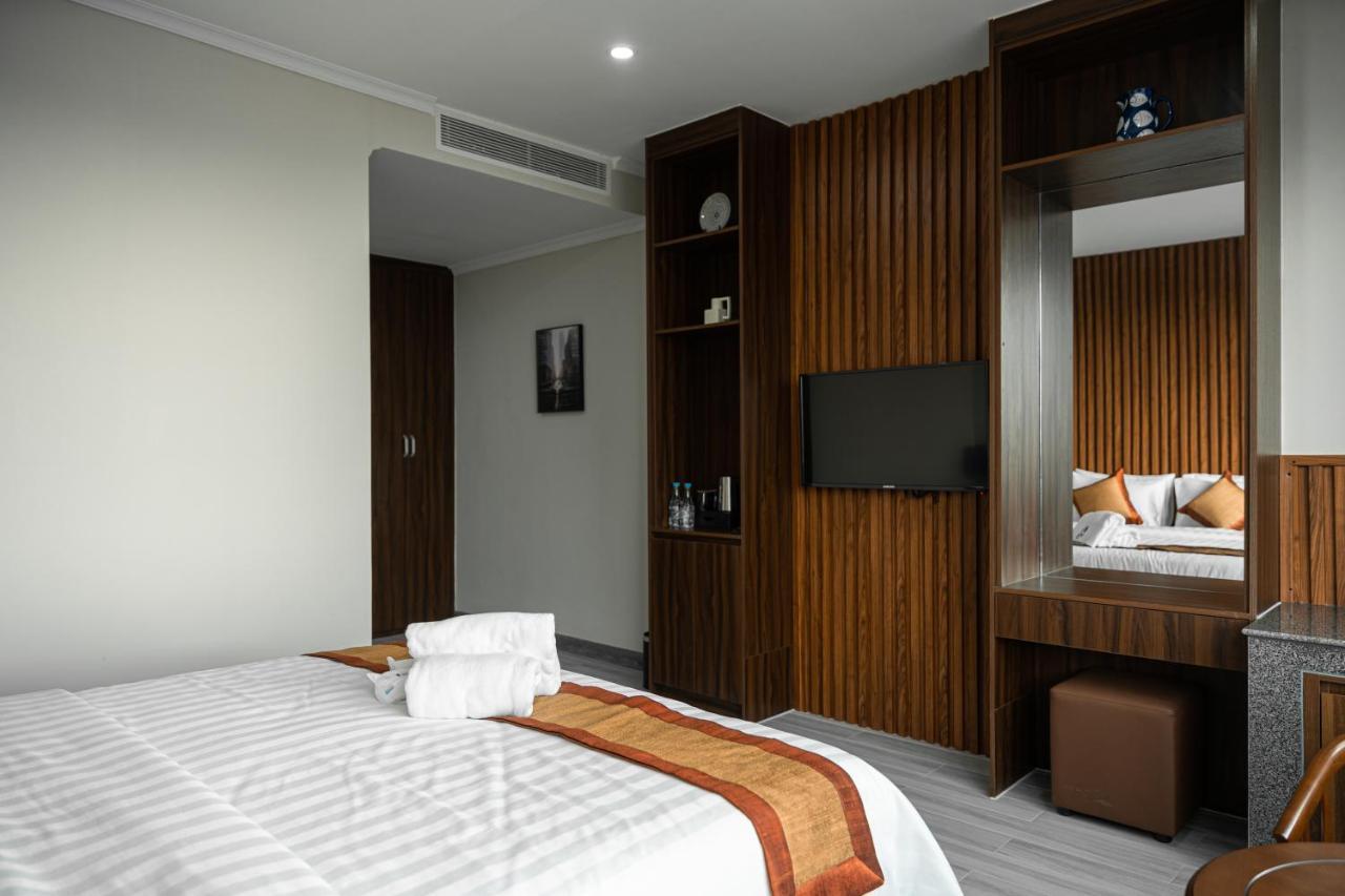 The Onra Hotel Phnom Penh Exterior photo