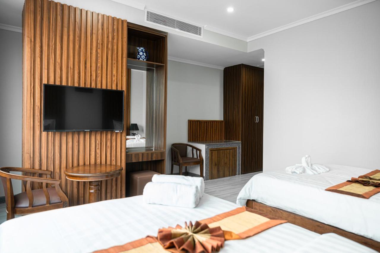 The Onra Hotel Phnom Penh Exterior photo