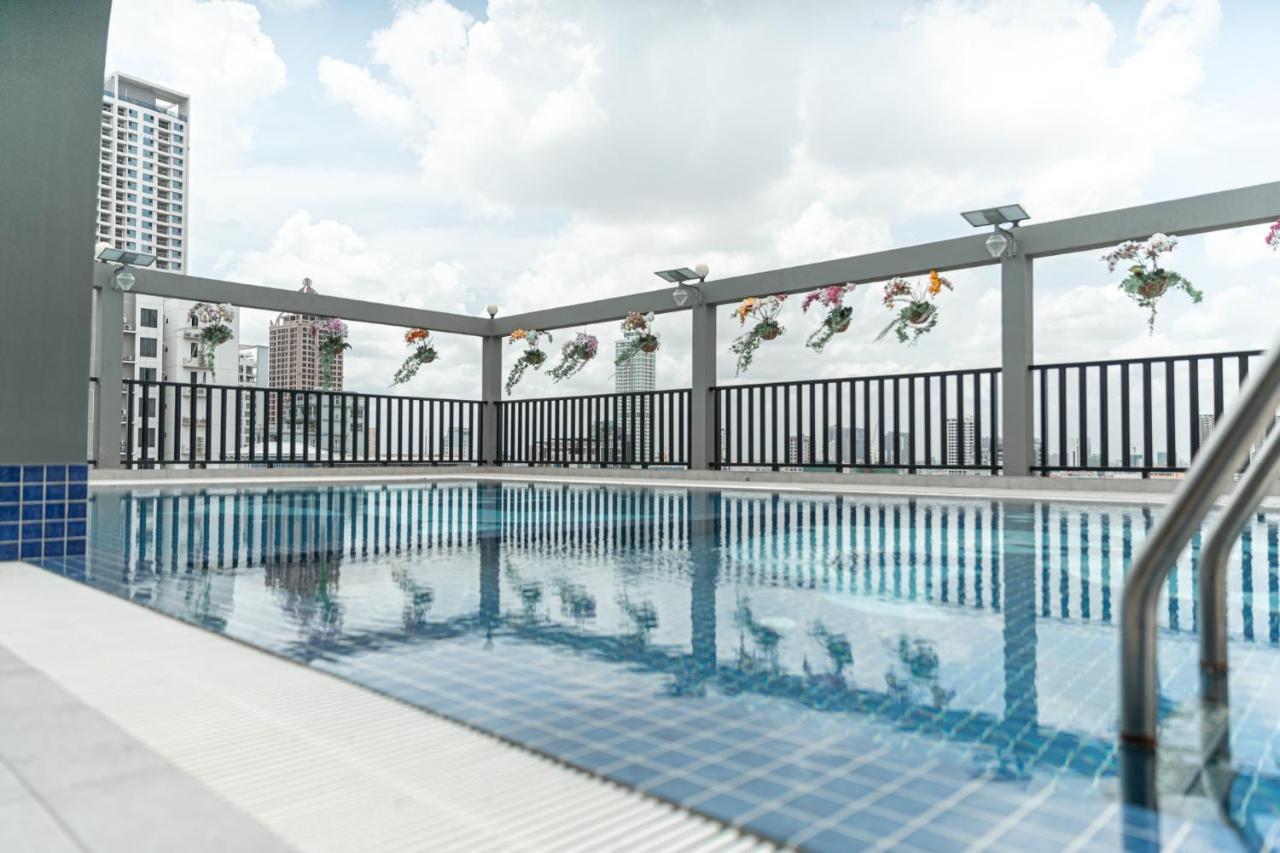 The Onra Hotel Phnom Penh Exterior photo